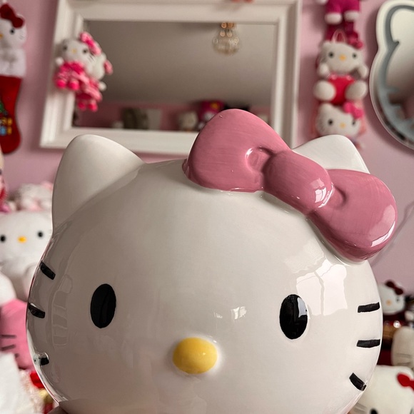 SOLD NWT Large Hello Kitty planter! SUPER CUTE ceramic planter. - Picture 6 of 6